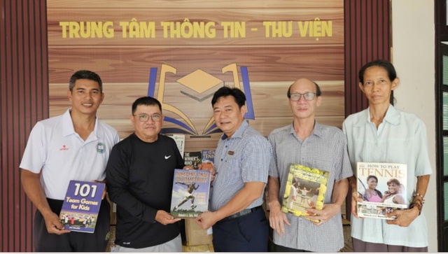 HLV Trần Trọng Anh Tú tặng gần 500 đầu sách, mong giữ lửa cho quần vợt- Ảnh 3. HLV Trần Trọng Anh Tú tặng gần 500 đầu sách, mong giữ lửa cho quần vợt- Ảnh 3.