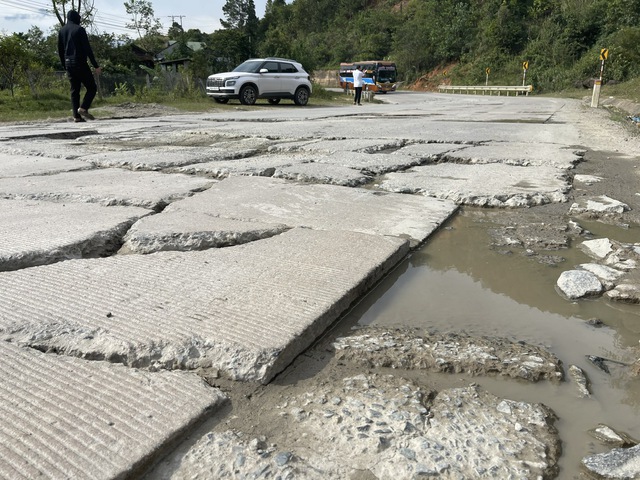 Đèo Lò Xo xuống cấp nặng, hiểm nguy rình rập người tham gia giao thông - Ảnh 1.