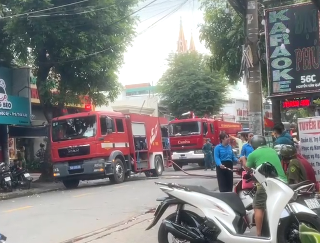 Cháy nhà hàng ẩm thực trên đường Nguyễn Văn Quá ở TP.HCM- Ảnh 2.