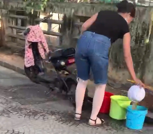 Xác minh clip quán ăn vỉa hè rửa tô 'thần tốc' khiến dân mạng rùng mình- Ảnh 1.