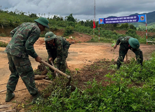 Những người lính trẻ đội mưa sửa nhà rông, vá lại đường- Ảnh 2.