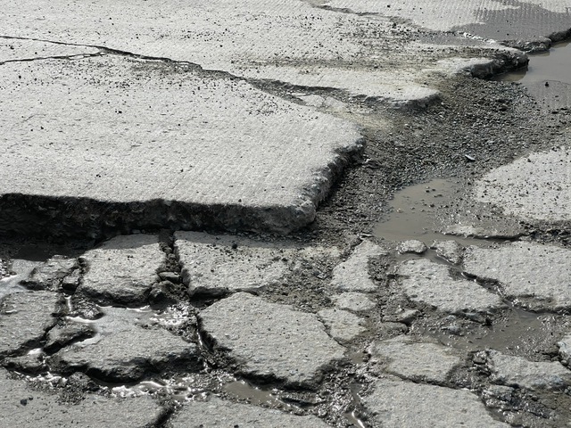 Đèo Lò Xo xuống cấp nặng, hiểm nguy rình rập người tham gia giao thông - Ảnh 3.