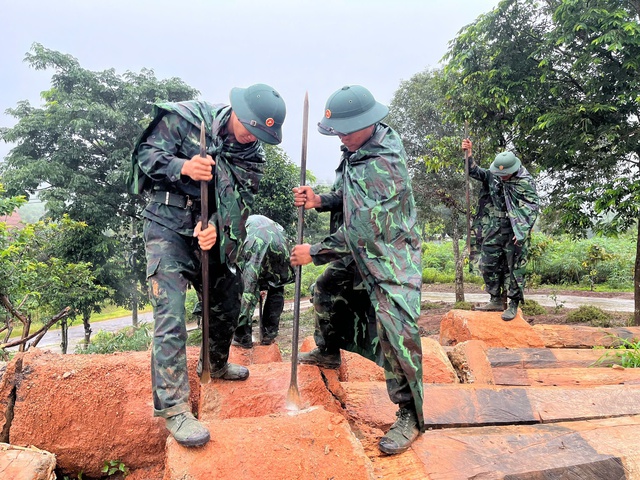 Những người lính trẻ đội mưa sửa nhà rông, vá lại đường- Ảnh 3.
