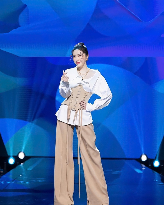 Bản tình ca cá tính với áo corset và quần ống rộng - Ảnh 4.