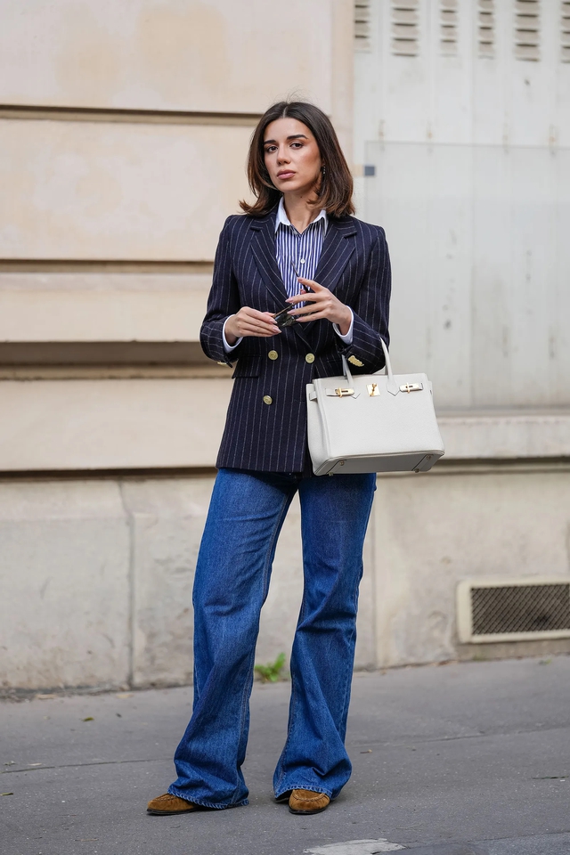 Quần jeans ống loe nên phối với giày nào? - Ảnh 2.