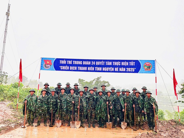 Những người lính trẻ đội mưa sửa nhà rông, vá lại đường- Ảnh 4.