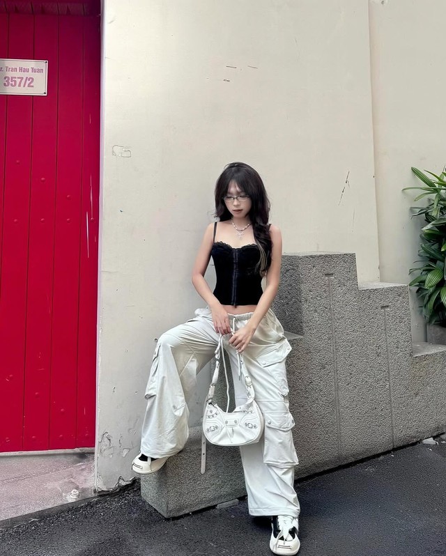 Bản tình ca cá tính với áo corset và quần ống rộng - Ảnh 5.