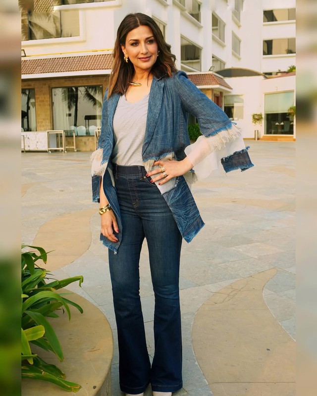 Quần jeans ống loe nên phối với giày nào? - Ảnh 5.