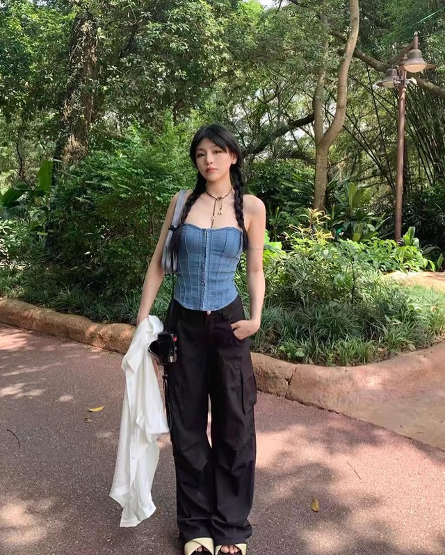 Bản tình ca cá tính với áo corset và quần ống rộng - Ảnh 6.