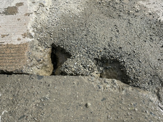 Đèo Lò Xo xuống cấp nặng, hiểm nguy rình rập người tham gia giao thông - Ảnh 5.