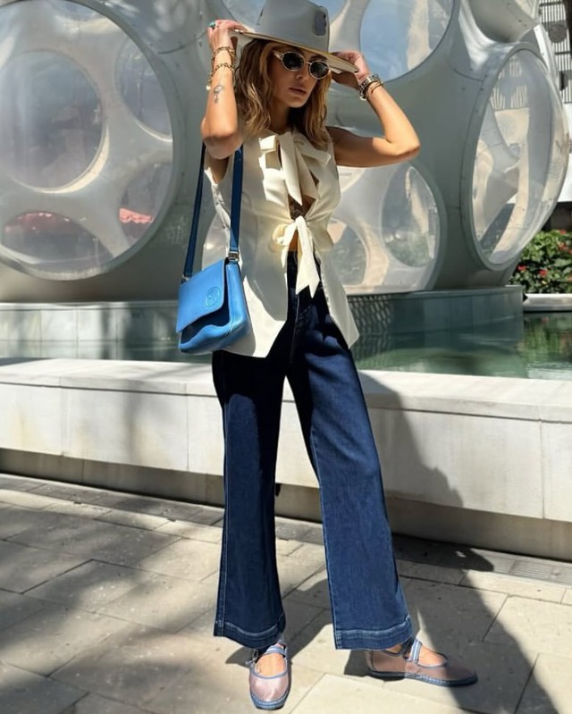 Quần jeans ống loe nên phối với giày nào? - Ảnh 4.