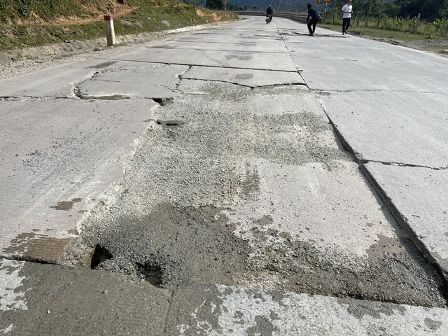 Đèo Lò Xo xuống cấp nặng, hiểm nguy rình rập người tham gia giao thông - Ảnh 4.