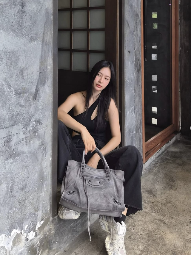 Thanh lịch mỗi ngày cùng túi xách màu trung tính  - Ảnh 8.