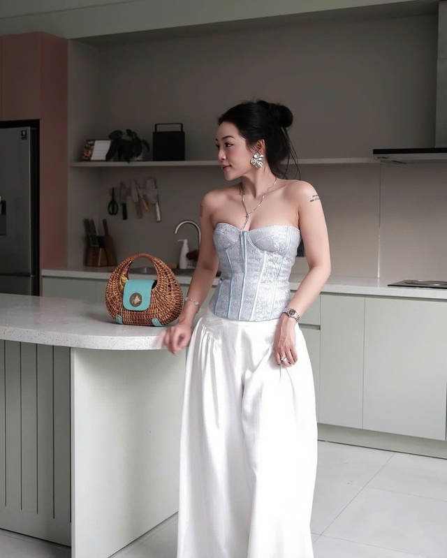 Bản tình ca cá tính với áo corset và quần ống rộng - Ảnh 8.