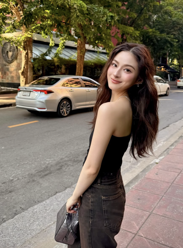 Thanh lịch mỗi ngày cùng túi xách màu trung tính  - Ảnh 9.