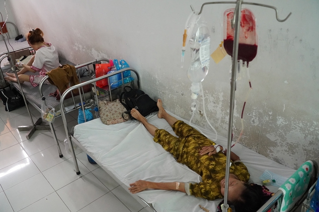 Bệnh nhân khốn đốn, hao mòn vì ngân hàng máu miền Tây thiếu máu- Ảnh 1.