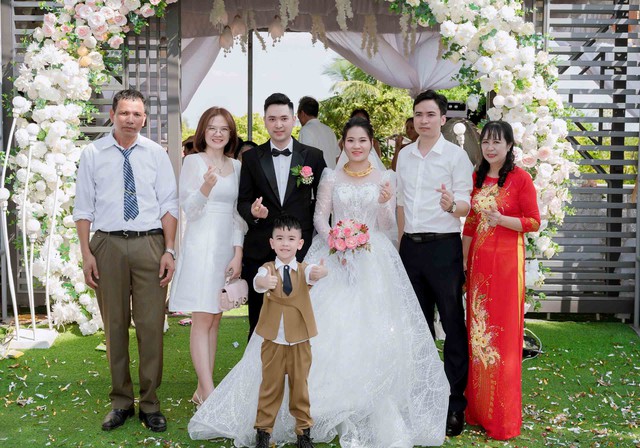 Con dâu hạnh phúc với những món quà quê từ nhà chồng - Ảnh 1.