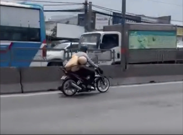 Truy tố người lái xe bỏ chạy khiến CSGT TP.HCM bám vào yên xe- Ảnh 1.