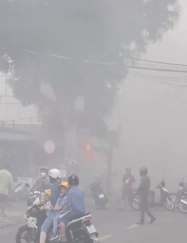 Cháy nhà hàng ẩm thực trên đường Nguyễn Văn Quá ở TP.HCM- Ảnh 1.