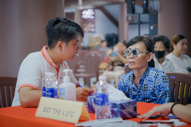 Tu viện Khánh An tổ chức khám mắt miễn phí cho phật tử, người dân- Ảnh 1.