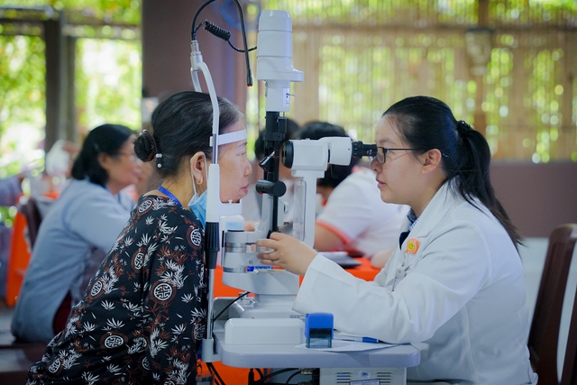 Tu viện Khánh An tổ chức khám mắt miễn phí cho phật tử, người dân- Ảnh 2.