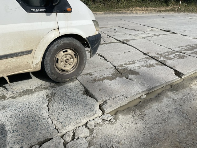 Đèo Lò Xo xuống cấp nặng, hiểm nguy rình rập người tham gia giao thông - Ảnh 7.