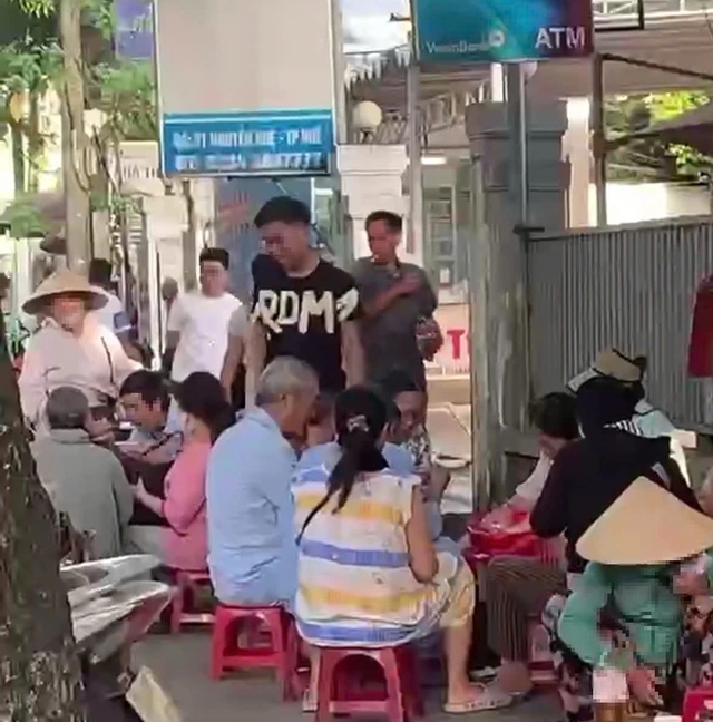 Xác minh clip quán ăn vỉa hè rửa tô 'thần tốc' khiến dân mạng rùng mình- Ảnh 2.