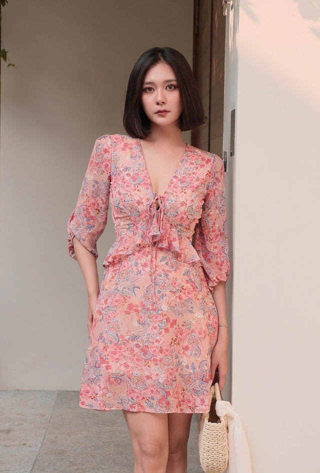 Khoe dáng vẻ thanh xuân với những thiết kế váy hoa lãng mạn- Ảnh 5.