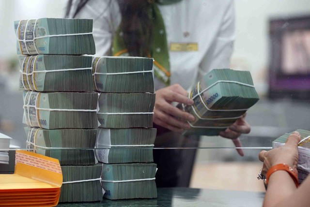 Tiền ra mạnh, làm sao ngăn lạm phát?- Ảnh 1.