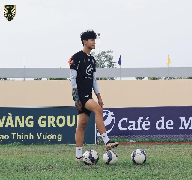 HAGL ra mắt thủ môn cao 1,94 m dự V-League