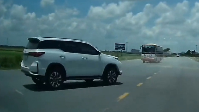 Ô tô ôm cua sang đường 'như tự sát', suýt gây tai nạn kinh hoàng - Ảnh 1.