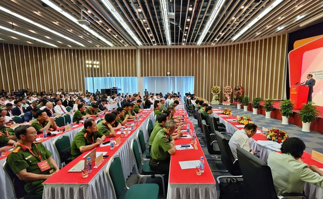 Thủ tướng: Phải hạn chế tối đa hậu quả cháy nổ, thiên tai
- Ảnh 1.
Thủ tướng: Phải hạn chế tối đa hậu quả cháy nổ, thiên tai
- Ảnh 1.
