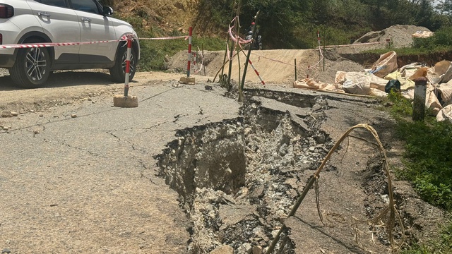 Đèo Lò Xo xuống cấp nặng, hiểm nguy rình rập người tham gia giao thông - Ảnh 8.