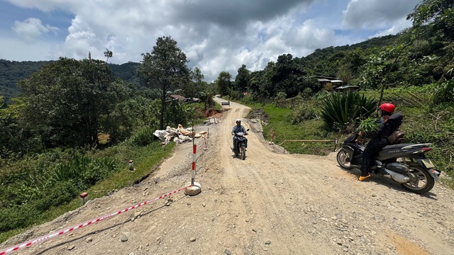 Đèo Lò Xo xuống cấp nặng, hiểm nguy rình rập người tham gia giao thông - Ảnh 10.