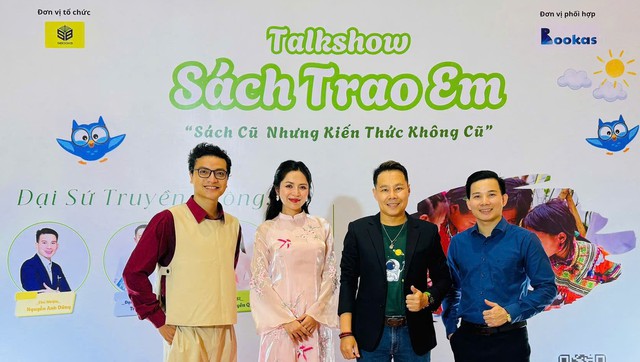 Đại sứ văn hóa đọc Trung Nghĩa, ca sĩ Duyên Quỳnh đồng hành với 'Sách trao em'- Ảnh 3. Đại sứ văn hóa đọc Trung Nghĩa, ca sĩ Duyên Quỳnh đồng hành với 'Sách trao em'- Ảnh 3.