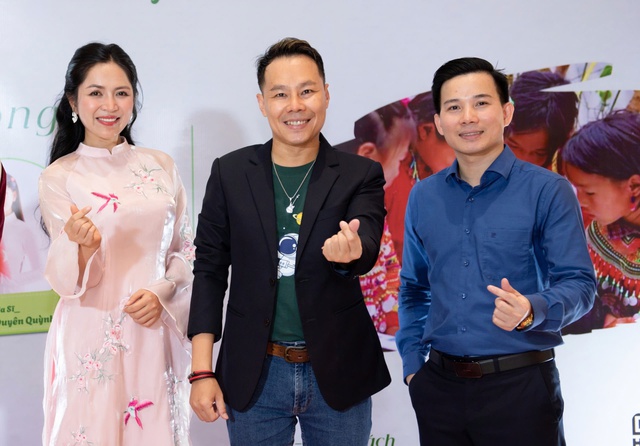 Đại sứ văn hóa đọc Trung Nghĩa, ca sĩ Duyên Quỳnh đồng hành với 'Sách trao em'- Ảnh 2. Đại sứ văn hóa đọc Trung Nghĩa, ca sĩ Duyên Quỳnh đồng hành với 'Sách trao em'- Ảnh 2.