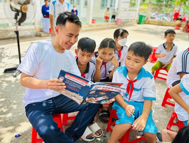 Đại sứ văn hóa đọc Trung Nghĩa, ca sĩ Duyên Quỳnh đồng hành với 'Sách trao em'- Ảnh 1. Đại sứ văn hóa đọc Trung Nghĩa, ca sĩ Duyên Quỳnh đồng hành với 'Sách trao em'- Ảnh 1.