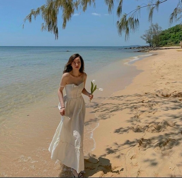 Những kiểu váy 'nhất định phải có' giúp nàng nổi bật những ngày dạo biển - Ảnh 1.