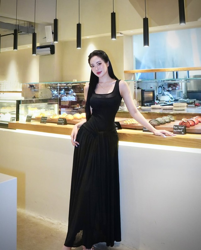 Vẻ đẹp không tuổi của quý cô thành thị với đầm cổ vuông - Ảnh 3.