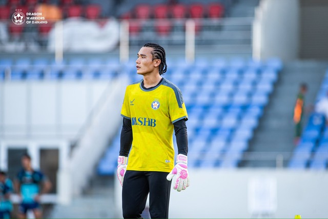 Thủ m&ocirc;n B&ugrave;i Tiến Dũng g&acirc;y sốt với diện mạo kh&aacute;c lạ tr&ecirc;n s&acirc;n cỏ: M&aacute;i t&oacute;c cực chất- Ảnh 1.