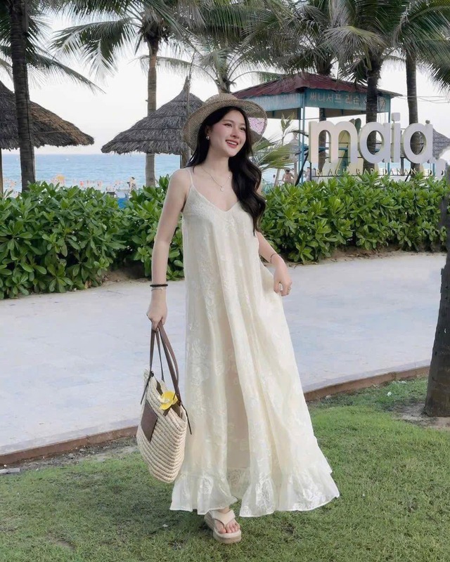 Những kiểu váy 'nhất định phải có' giúp nàng nổi bật những ngày dạo biển - Ảnh 7.