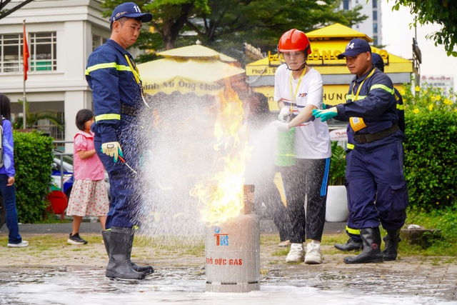 Căng thẳng khi bóp cò bình chữa cháy để dập ngọn lửa…  - Ảnh 4.