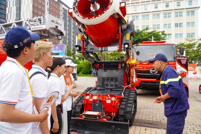 Căng thẳng khi bóp cò bình chữa cháy để dập ngọn lửa…  - Ảnh 2.