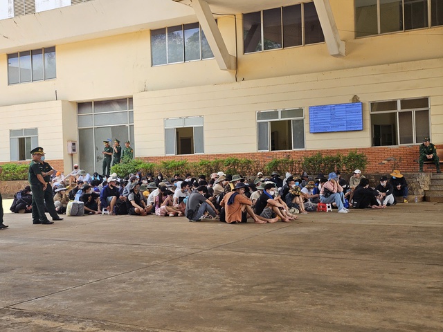 Tây Ninh tiếp nhận 353 công dân Việt Nam do Campuchia trao trả - Ảnh 1.