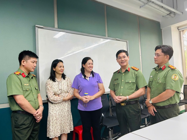 Tổ lưu động 'phục vụ ngày đêm' cấp định danh điện tử cho người nước ngoài- Ảnh 2.