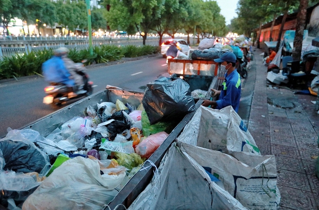 TP.HCM loay hoay với hàng chục ngàn tấn rác thải- Ảnh 1.