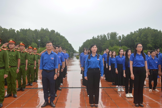 Tuổi trẻ Cà Mau hòa vang khúc Tiến quân ca" tại Mũi Cà Mau   - Ảnh 2.