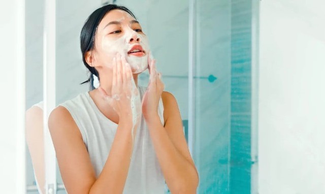 Rửa mặt cứ tưởng là sạch ai ngờ ‘kích hoạt’ lỗ chân lông to đùng! - Ảnh 2.