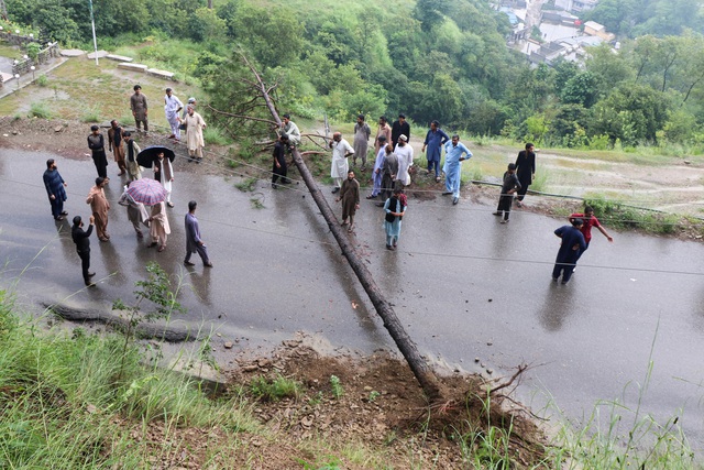 Pakistan: Lũ lụt khiến gần 200 người chết, trực thăng rơi khi cứu trợ - Ảnh 1.