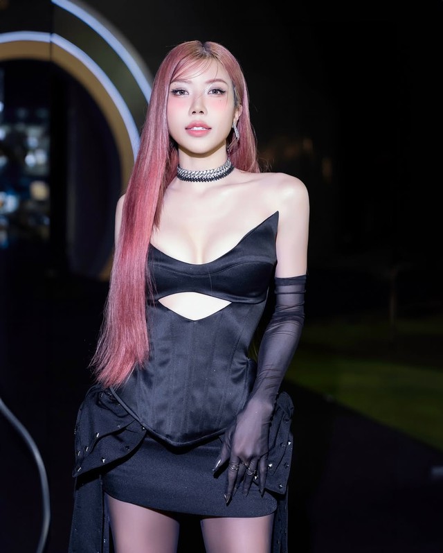 Tăng nét gợi cảm khi diện áo corset và chân váy- Ảnh 3.